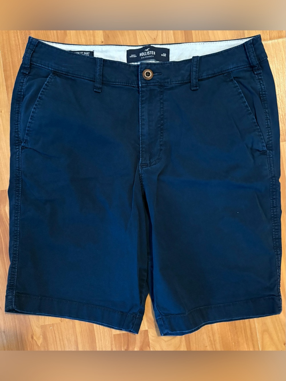 🔥Hollister Men’s Classic Fit Short, Lightly Distressed Flat Front Chinos Sz32